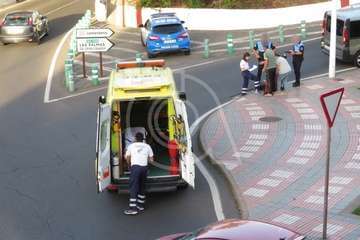 Un mujer evacuada en ambulancia tras sufrir una caída en San Juan (Foto TA)